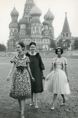 Otra instantánea del desfile de Christian Dior en Moscú, 1959